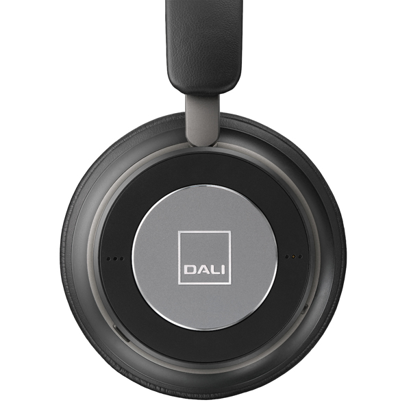 DALI-IO-6-Iron-Black-detail-logo